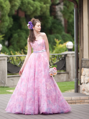 アレッサのピンクのカラードレス